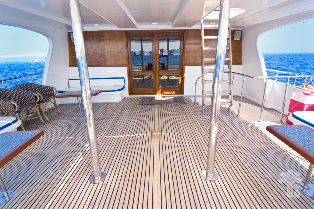 П палубы. Яхта верхняя палуба. Деревянная палуба яхты. Задняя палуба яхты.